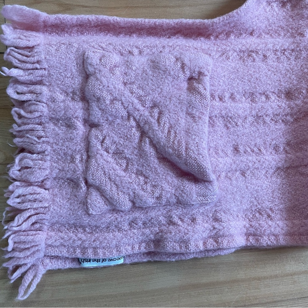 Pink Irish 🇨🇮 wool shawl with pockets - Picture 5 of 12